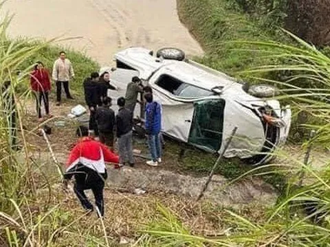 Đằng sau những bức ảnh TNGT: Nghi buồn ngủ, tài xế bán tải Mazda BT-50 lộn xuống vực trên cao tốc Nội Bài - Lào Cai