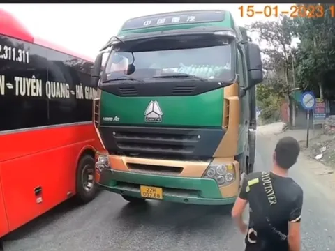 Clip TNGT: "Chiếc dép bay" cho tài xế vượt ẩu