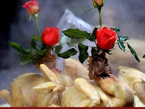 Gần nửa triệu đồng con gà luộc ngậm hoa hồng vẫn đắt như "tôm tươi"