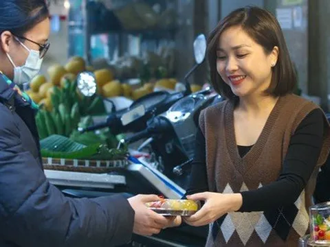 'Chợ nhà giàu' Hà Nội tấp nập, khách không ngại rút tiền triệu mua hàng