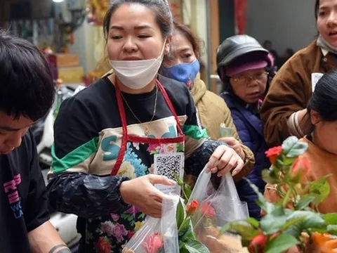 Cảnh mua bán gà luộc sáng 30 Tết ở Hà Nội: Nhân viên dán QR code thanh toán lên áo để kịp phục vụ