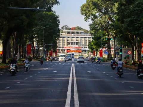 Thành phố Hồ Chí Minh vắng vẻ vào sáng 30 Tết