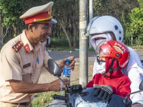 Đồng Nai: CSGT tặng mũ bảo hiểm, khăn lạnh, nước suối,cho người dân trên đường về quê đón Tết