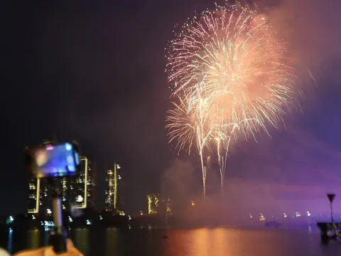 Mãn nhãn màn pháo hoa đón xuân Qúy Mão ở TP HCM