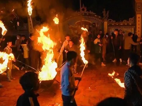 Nam Định: Độc đáo tục lệ lấy “lửa thánh” đêm giao thừa