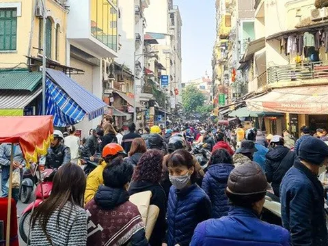 Người dân chen chân mua gà ngậm hoa hồng tại chợ nhà giàu