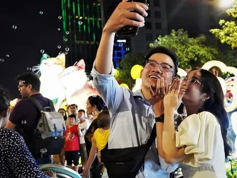 Người dân TP HCM chờ ngắm pháo hoa đêm giao thừa