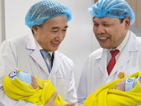 Lãnh đạo Bộ Y tế hạnh phúc đón những em bé chào đời phút giao thừa