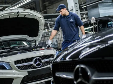 Làm ăn khấm khá, Mercedes-Benz thưởng mỗi nhân viên gần 200 triệu đồng
