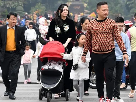 Người dân đổ ra đường du xuân trong ngày đầu tiên của năm Quý Mão