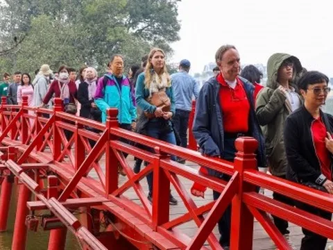 Người dân ồ ạt đổ về các điểm du xuân ở Hà Nội trong ngày đầu năm mới