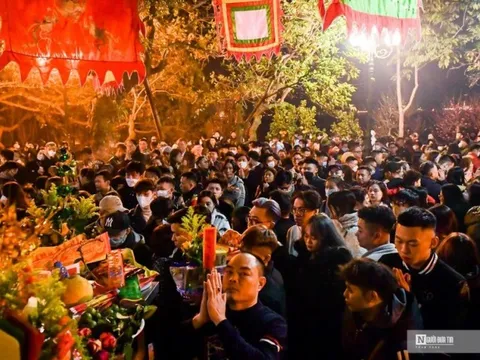 Hà Nội: Người dân chen chân đi lễ Phủ Tây hồ đêm giao thừa Quý Mão