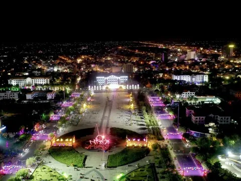 Người dân miền Tây xuống đường xem pháo hoa, đón giao thừa