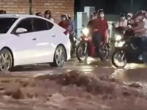 CLIP: Nước phun thành ụ ở góc đường Nguyễn Văn Trỗi - Trần Huy Liệu