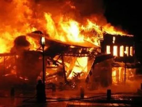 Em tưới xăng đốt nhà anh trai ngày mùng 1 Tết