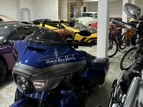 Đại gia Hoàng Kim Khánh úp mở Bentley hàng hiếm trong garage trước Tết, than phiền không có chỗ để xe