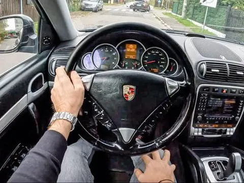 Chi thêm 40 triệu đồng, chủ xe Porsche đời cổ không sợ lạc hậu về thông tin giải trí so với nhiều xe đời mới