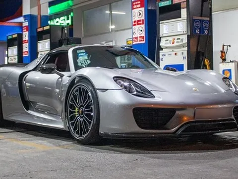 Porsche 918 Spyder và loạt siêu xe tại TP.HCM ra đường đón năm mới