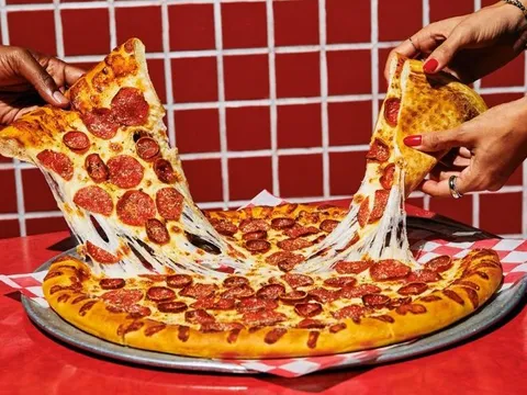 Hãng pizza đình đám tung phiên bản pizza "siêu to khổng lồ" khiến người dùng thích thú, chỉ mở bán duy nhất tại một quốc gia này