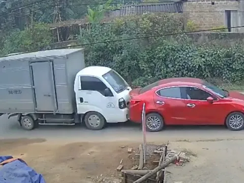 Clip TNGT: Dừng lại bất thình lình, xe con bị xe tải "hôn" bung kính hậu