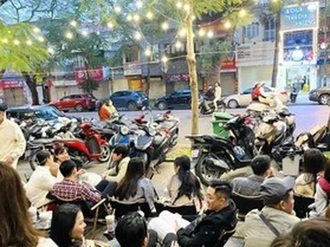 Mùng 2 Tết, quán cà phê, hàng ăn ở Hà Nội, TPHCM đông kín khách