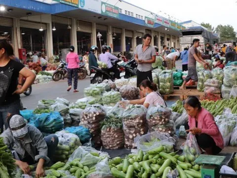 Hàng nghìn tấn rau củ, hoa quả đổ về các chợ đầu mối xuyên Tết