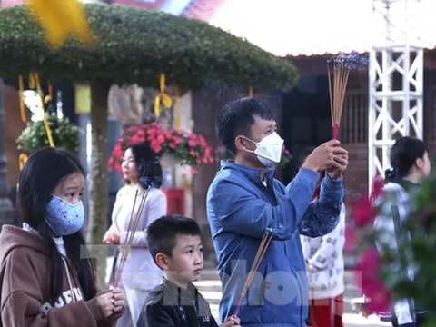 Đền thờ Hoàng đế Quang Trung đông nghịt người đi lễ cầu an