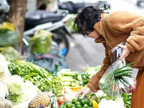 Chợ mùng Ba Tết nhộn nhịp: Lễ cúng hóa vàng, rau xanh đắt khách