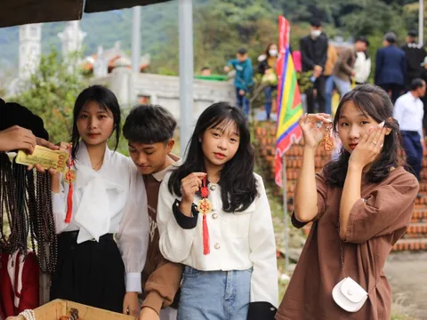 Đông kín người đến dâng lễ Thánh Mẫu Liễu Hạnh cầu tài lộc đầu năm