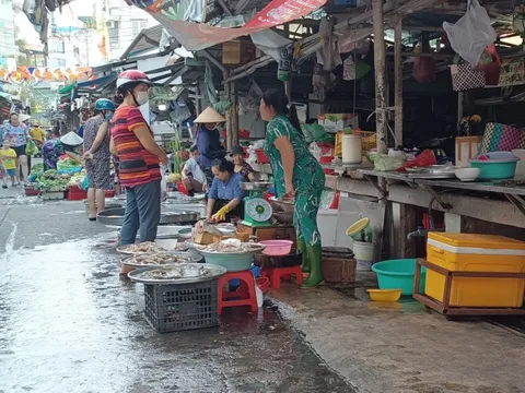 Rau xanh, cá, tôm đắt hàng vì chống ngán ngày Tết