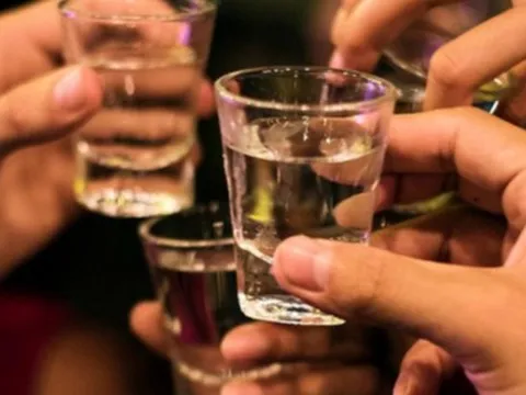 Bác sĩ mách mẹo nhỏ cách uống rượu bia ít gây hại