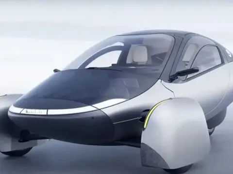 Quên Tesla đi, xe điện ‘kỷ nguyên mới’ đã xuất hiện: thiết kế ‘độc lạ’ chỉ có 3 bánh, không cần sạc pin nhưng cứ ra đường là ‘tự chạy’