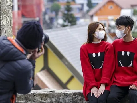 Giới trẻ thích thú tận hưởng tiết trời lạnh dưới 10 độ tại Tam Đảo ngày mùng 3 Tết