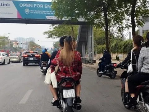 Ngày Tết, nhan nhản tình trạng không đội mũ bảo hiểm khi tham gia giao thông