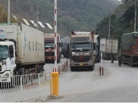 Gần 150 xe hàng xuất khẩu ngày mùng 3 Tết Nguyên đán ở Lạng Sơn