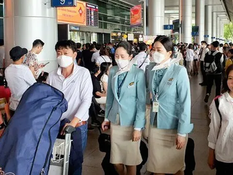 Mùng 4 Tết, sân bay Tân Sơn Nhất đón lượng khách kỷ lục