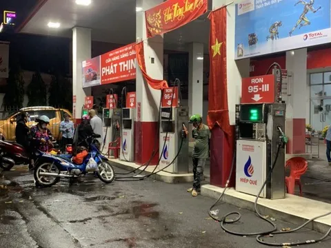 Hai cây xăng ngưng bán ở TP HCM là do... ngân hàng nghỉ Tết