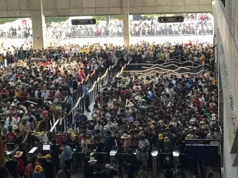 Nhìn từ trên cao, dòng người ken đặc đổ về núi Bà Đen