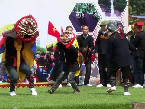 Ngày Tết, lên xứ Lạng xem múa sư tử mèo Tày, Nùng