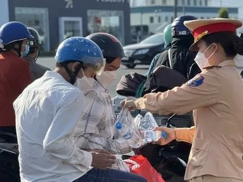 CSGT Đồng Nai tiếp sức người dân trở lại làm việc sau Tết