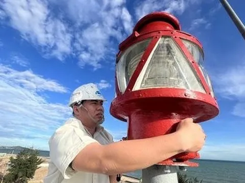 Những người gác đèn thầm lặng giữa biển khơi