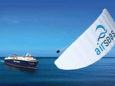 Bay cao 200m với tốc độ hơn 100km/h, diều khổng lồ kéo tàu tải trọng 21.528 tấn chạy trên biển