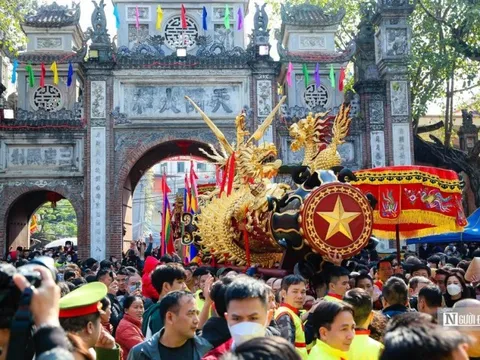 "Biển người" tham gia khai hội rước pháo Đồng Kỵ