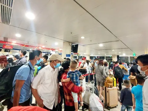 "Biển người" tiếp tục đổ về sân bay Tân Sơn Nhất ngày mùng 5 Tết