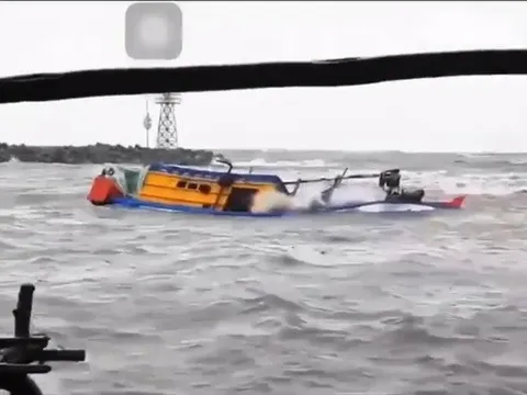 Chìm tàu cá chở 13 ngư dân, đang tìm kiếm 2 người còn mất tích