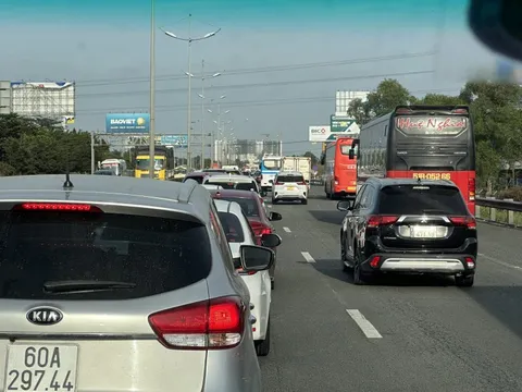 Hình ảnh không đẹp trên cao tốc TP HCM – Trung Lương