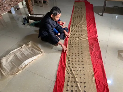 Độc đáo đạo sắc lụa gấm dài nhất Việt Nam