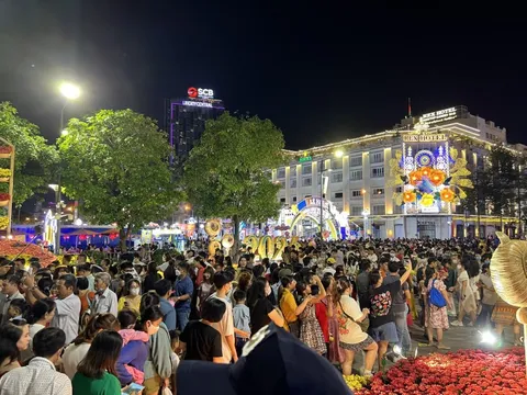 Đường hoa Nguyễn Huệ đón lượng khách kỷ lục trong dịp Tết