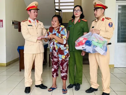 Hết tiền về xe, 3 bà cháu bị bỏ lại giữa đường