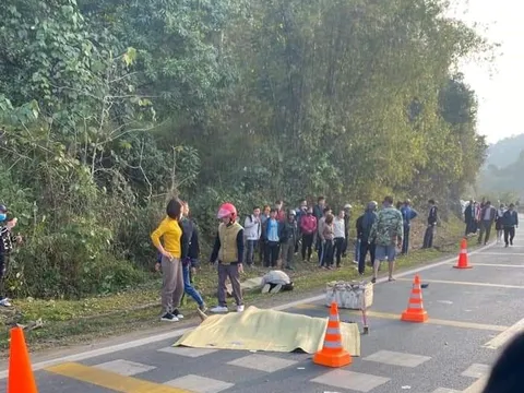 Tai nạn liên hoàn giữa xe máy và 2 ôtô, 2 người tử vong tại chỗ